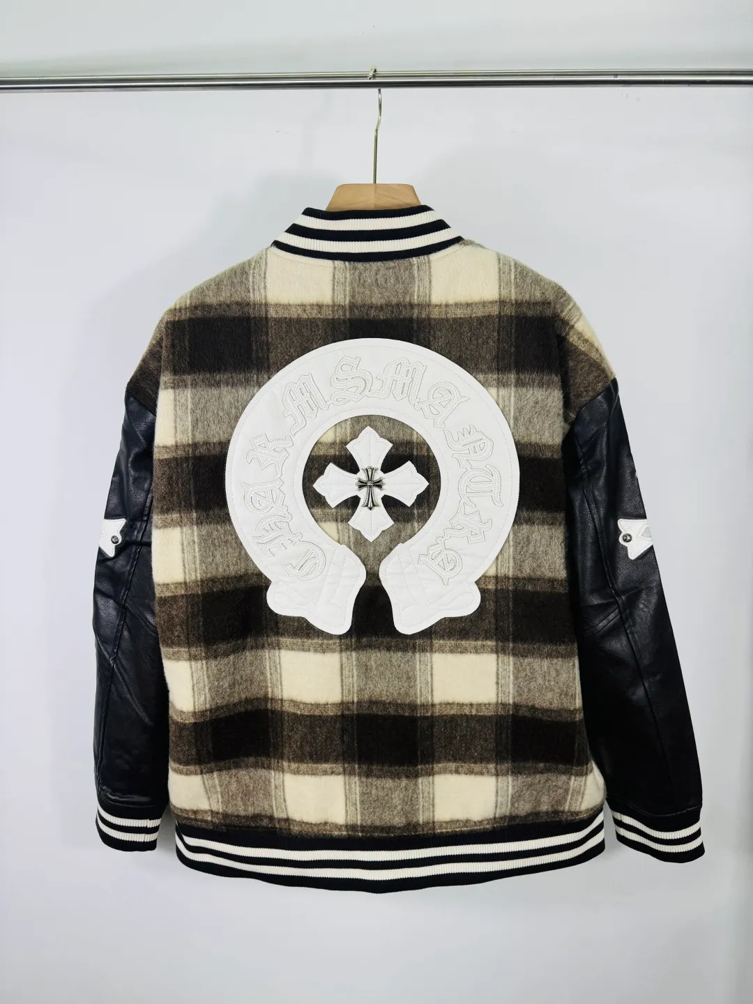 P520 top version 🐮 Real shot without P, ​​different from market products] Chrome Hearts 🍁Winter clothing is coming🍁 Sanskrit cross woolen leather sleeves spliced ​​baseball embroidered cotton jacket, heavy embroidery ➕ both sleeves and whole leather, counter synchronization, heavy industry! ! Customized version of thickened woolen fabric, silk lining, customized version of hardware, not the ordinary version on the market! ! Recommended color: wool plaid with leather Code numbers: S, M, L, XL